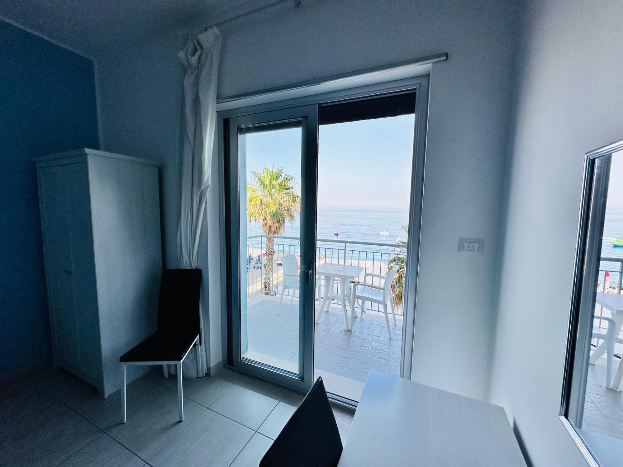 Maniel Beach Hotel Letojanni Exteriör bild